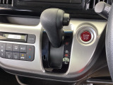 自然に手が届き、操作性の良いインパネシフトに、パーキングブレーキは、フットブレーキタイプなので、運転席と助手席の間はすっきりしています。