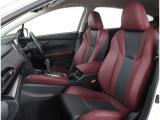 ボルドーレザーシート搭載!長時間の運転も疲れにくいフロントシート!体をしっかり支えてくれて運転がしやすい形状です!