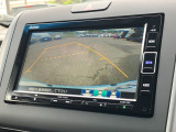 バックモニター装備。画面にて後方の確認が行えるので、バック駐車や車庫入れの際には重宝します。車の運転に慣れない方でも安心のガイドライン表示機能付。