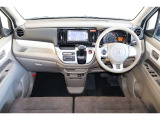 操作性に優れた運転席となります!小物入れや各ボタンの配置にこだわり、使いやすいです!座り心地もよく視認性も良好なのでロングドライブもお任せ下さい!