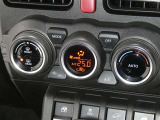 【オートエアコン】車内温度を感知して自動で温度調整をしてくれるのでいつでも快適な車内空間を創り上げます!どの席に座っても快適なドライブが楽しめます♪