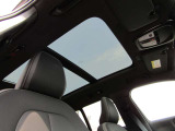 【パノラマガラスルーフ】後席の頭上まで空が広がり、開放感を味わえます。可視光の透過率は18.9%、紫外線は99%カット。暑さの原因である赤外線は80%カットするので快適です。