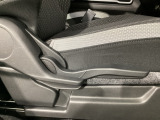 運転席にはドライバーの体型や好みに応じて前後方向だけでなく、高さの調整ができるシートリフターを装備!