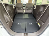 リアシート収納で、大きな荷室として利用できます。