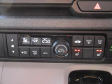オートエアコンを標準装備。温度設定をしておけば風量・吹出し口を自動で調整してくれます。2段階の温度調整ができる運転席・助手席シートヒーターも装備しているので、冬場のドライブも快適です。