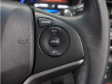 【クルーズコントロール】ステアリングの右側には高速道路で威力を発揮するオートクルーズの操作スイッチががついています。手元で操作ができるので、安全に運転できます!