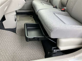 助手席シートアンダートレイ