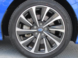 純正18インチアルミホイール。 タイヤサイズは225/45R18