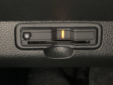 ハンドルの左下にETCがついています。高速道路の料金所の通過も楽々です。 カードの取り出しもしやすい場所についています。