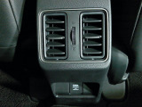 センターコンソール背面にはリア席専用のエアコンアウトレットを装備しております。