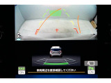 後方の視認性を高めるリアビューカメラを搭載。ガイドラインはステアリングの動きと連動しますのでよりスムーズな車庫入れが行えます。