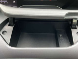 ☆運転席アッパーボックス☆ ボックス内部にUSB電源ソケットがあります。