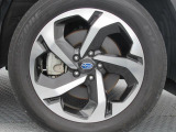 スバル純正18インチアルミホイール。 タイヤサイズは225/55R18。納車時に弊社指定の新品タイヤ4本を交換いたします。