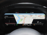 運転に必要な情報をグラフィカルに表示し、少ない視線移動で瞬時に認識できる先進的な液晶メーター。こちらはナビゲーション情報と連携する「地図画面」になります。