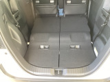 後席をすべて倒すことで広い荷室スペースが生まれ、大きな荷物も積み込みやすくなります。