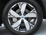 スバル純正18インチアルミホイール。 タイヤサイズは225/55R18。