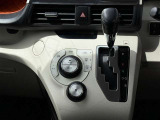 シフトレバー付近です。オートエアコン搭載してます。