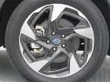 純正18インチアルミホイール。 タイヤサイズは225/55R18
