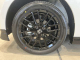 アルミホイール付!鉄ホイールと違って軽いので燃費にも影響してきます。ガソリンの高騰に少しは貢献します!デザインもさり気なく、スタイリッシュな感じとなっています。