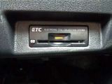 ETCとは、 Electronic Toll Collection System の略で、高速道路の利用時に料金所の通過をスムーズに行うために自動で料金を精算するシステムのことです。