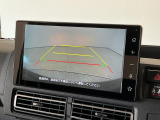 【バックモニター】駐車には欠かせないバックカメラを装備!カラーで後方をモニタリング。安全でゆとりのある駐車をサポートします。