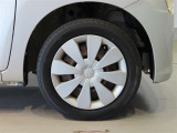 純正のスチールホイール+ホイールキャップ装着車です。