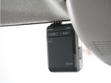 ドライブレコーダー◆映像・音声などを記録する自動車用の装置です。 もしもの事故の際の記録はもちろん、旅行の際の思い出としてドライブの映像を楽しむことができます。