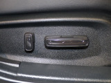 パワーシート装備車です。電動でシートが動きます、高級感がありとても便利な機能です!