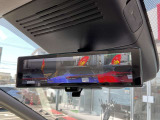 【インテリジェントルームミラー】車両後方のカメラ映像がミラー(液晶画面)に写るので、後席の人や荷物が写りこみません。夜間や悪天候でも視界が良好です♪