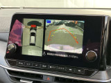 空から車を見たような「アラウンドビューモニター」!車の周りが一目で確認できるので、小さなお子様や障害物があっても安心して乗ることができます。