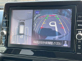 まるで真上から見ているような、視認性の良いアラウンドビューモニターです。駐車が苦手な方でもこれでらくらく駐車できますよ。