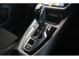 シフトレバーは本革巻のグリップとシフトブーツを装着、シフトパネルはピアノブラック調になっており、高級感を演出。