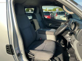 運転席は視認性や操作性を重視したつくりで、どなたでも扱いやすく快適にお乗りいただけます。清掃を行い、安心してご覧いただける状態で展示しております。