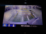バックカメラの画像です。ガイドラインがスムースな車庫入れをサポートいたします。車庫入れの安心感がアップしますね。