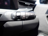 オートライト機能が装備されており暗い場所に入ると車両が検知しライトのON・OFFを自動的に切り替えてくれますので非常に便利な装備です♪