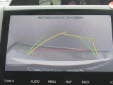 ステアリング連動ガイドライン付きバックカメラを装備。