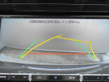 ステアリング連動ガイドライン付きバックカメラを装備。