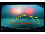 後方の視認性を高めるリアビューカメラを装備。ガイドラインはステアリングの動きと連動しますのでよりスムーズな車庫入れが行えます。