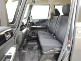 ベンチシートで運転席から助手席への移動もスムーズです!