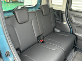 2列目シートも足元はゆったりしており快適にお座り頂けます!後部座席にお乗りの方も楽しく広々と使用できます!!