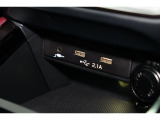 小物の収納に便利なセンタートレイには携帯等のデバイスの充電可能なUSB出力電源付です。