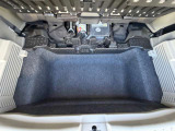 ラゲッジスペースの下に大きな収納もございます。洗車道具等を収納できます。