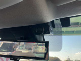 スマート・ルームミラーは、車両後方のカメラ映像をミラー面に映し出すので、同乗者や荷室の車内状況に影響されず後方視界が得られます。室内用ドライブレコーダーも装備です。