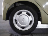 ホイールキャップを装着したスチールホイールです♪ホイールが鉄製なので耐久性があり、お手入れも簡単です。