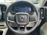 オートクルーズ・ステアリングアシスト・オーディオの調整もステアリングで操作が可能です。手にしっかり馴染むボルボのステアリング。高級感がありながら、とても運転しやすいのが特長です