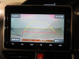 バック時の運転をサポートするバックガイドモニター付