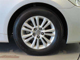 純正のアルミホイール装着車です。タイヤサイズは215/60R16です。