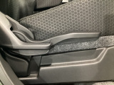 運転席にはドライバーの体型や好みに応じて前後方向だけでなく、高さの調整ができるシートリフターを装備!