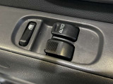 運転席パワーウィンドウは便利なオート機能付き。ワンタッチで開閉でき、日常使いの負担を軽減してくれます。細かい部分ですが、快適性にも配慮された装備です。