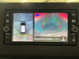 上からの視点で狭い駐車場への駐車に役立つ、アラウンドビューモニター対応純正メモリーナビ装備。